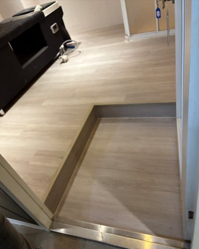 台中樓梯板施工, 台中樓梯施作超耐磨木地板, 台中鋪木地板, 台中木地板安裝, 台中木地板施工, 
                    台中木地板1坪多少錢？ 台中樓梯可以鋪木地板嗎？ 台中樓梯地板鋪設, 台中木作施工, 台中木地板施工, 台中樓梯裝潢施工, 台中耐磨地板裝潢, 
                    台中樓梯裝修, 台中木作裝潢, 台中木地板施工, 台中木地板裝修, 台中木工師傅, 台中木工推薦, 台中木作工程, 台中木作隔間, 台中木工裝潢, 台中室內裝潢, 台中室內設計推薦