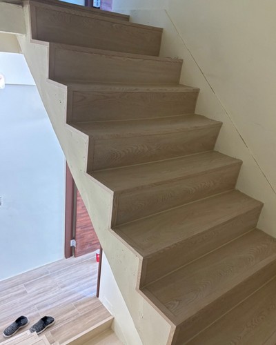 台中樓梯板施工, 台中樓梯施作超耐磨木地板, 台中鋪木地板, 台中木地板安裝, 台中木地板施工, 
                    台中木地板1坪多少錢？ 台中樓梯可以鋪木地板嗎？ 台中樓梯地板鋪設, 台中木作施工, 台中木地板施工, 台中樓梯裝潢施工, 台中耐磨地板裝潢, 
                    台中樓梯裝修, 台中木作裝潢, 台中木地板施工, 台中木地板裝修, 台中木工師傅, 台中木工推薦, 台中木作工程, 台中木作隔間, 台中木工裝潢, 台中室內裝潢, 台中室內設計推薦